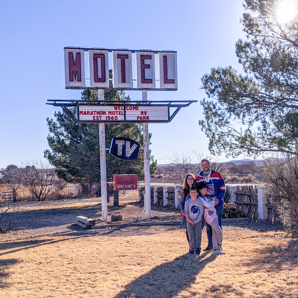 Marathon Motel no vacancy sign - best places to stay in Marathon, TX