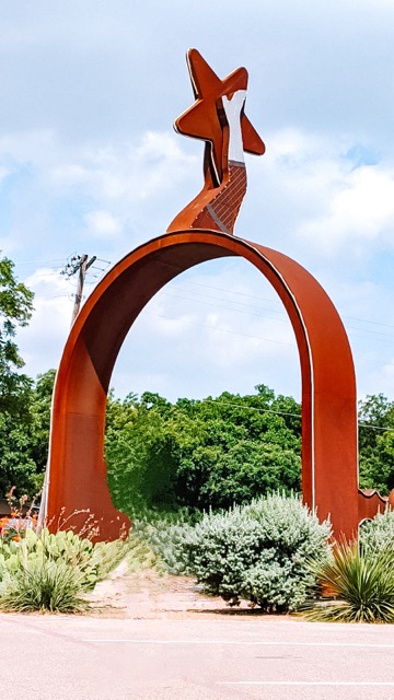 World's Largest Spur - Lampasas - Texas Roadside Photo Opps