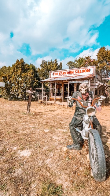 Cartoon Saloon -Texas roadside photo opps