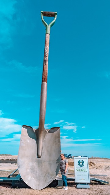 World's Largest Shovel - Texas Roadside Photo Opps