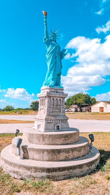 Statue of LIberty -Texas roadside photo opps